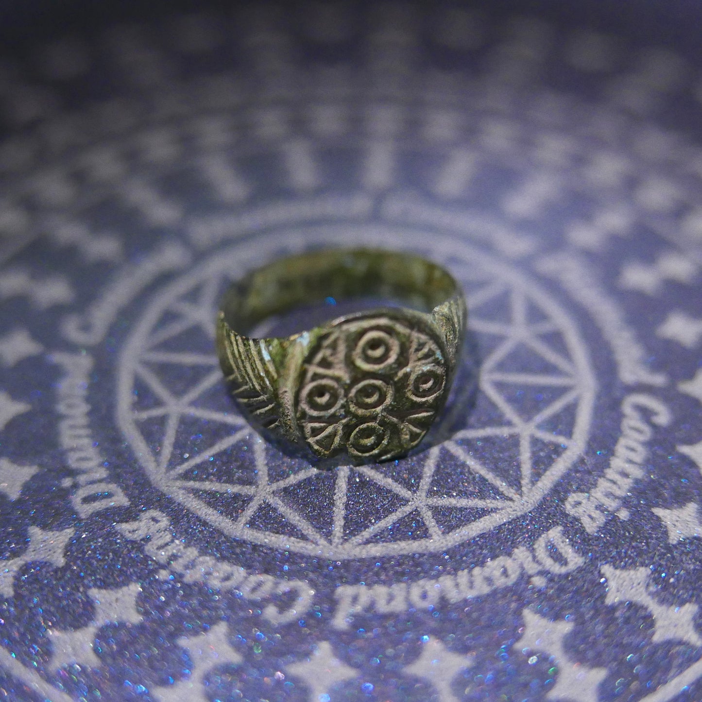 アングロサクソン四世紀、点と円の指輪。