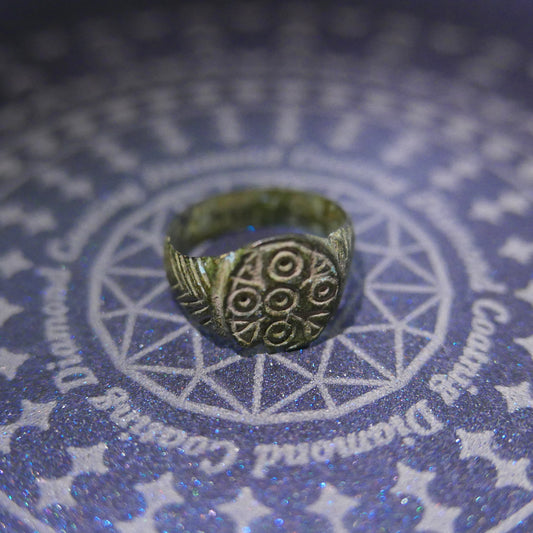 アングロサクソン四世紀、点と円の指輪。