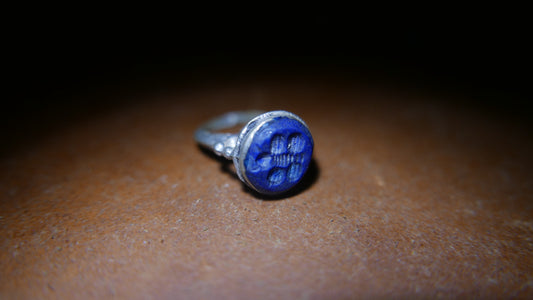 古代中近東青シリーズ。15世紀。 ラピスラズリの蜂のインタリオ。