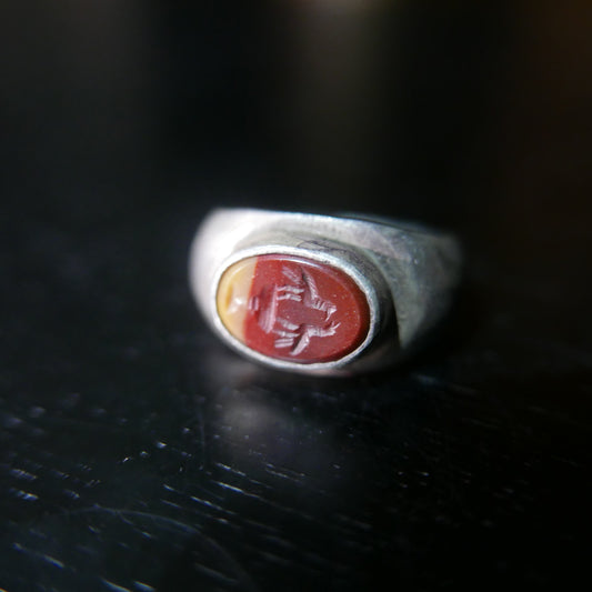 3世紀ローマ鳥と杯のインタリオ。銀の指輪。