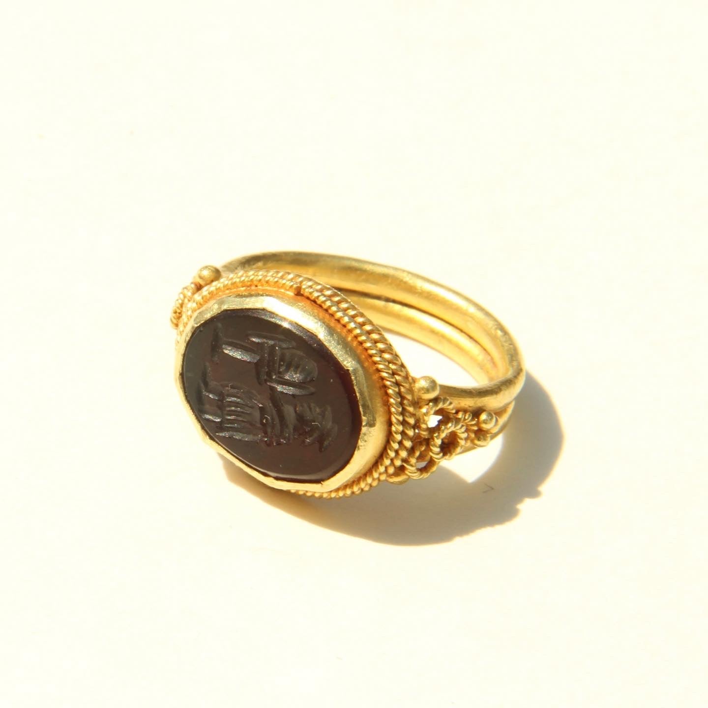 ササン朝ペルシャ1-3世紀の指輪 22K gold. 16号. カーネリアンに物を作る人のインタリオ